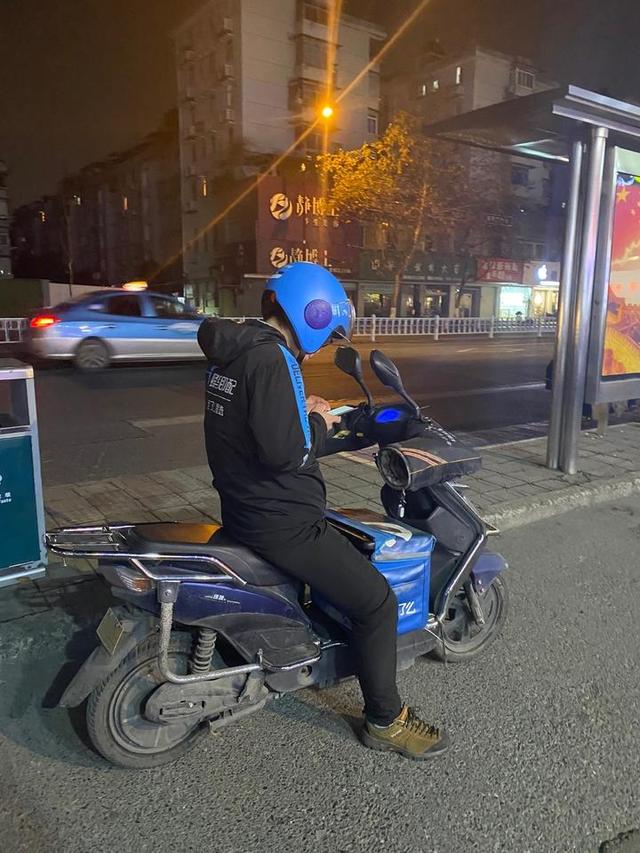杭州外卖小哥每天跑单到深夜，却花6000块钱给大凉山孩子买冬衣