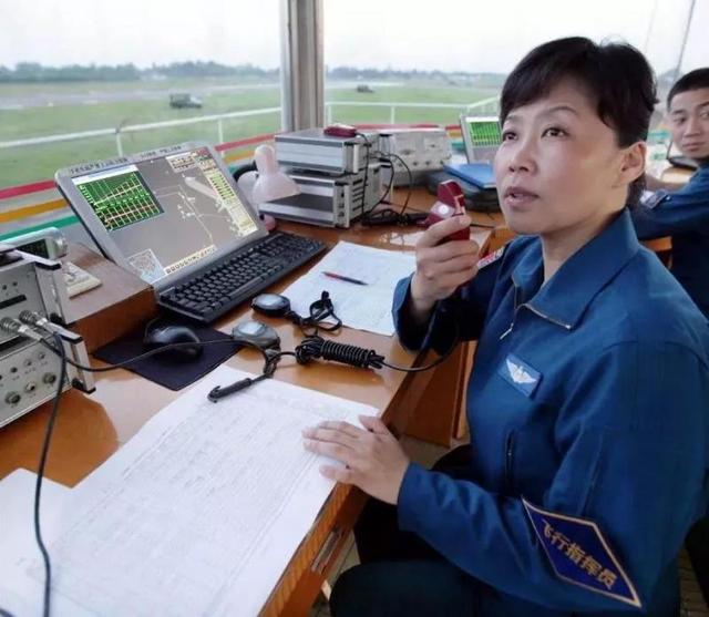 放弃飞首长专机的共和国首位女师长，转岗东部战区