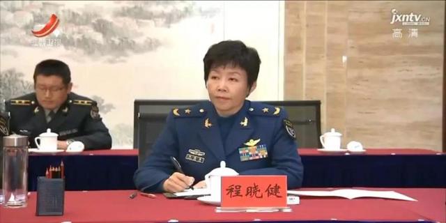 放弃飞首长专机的共和国首位女师长，转岗东部战区