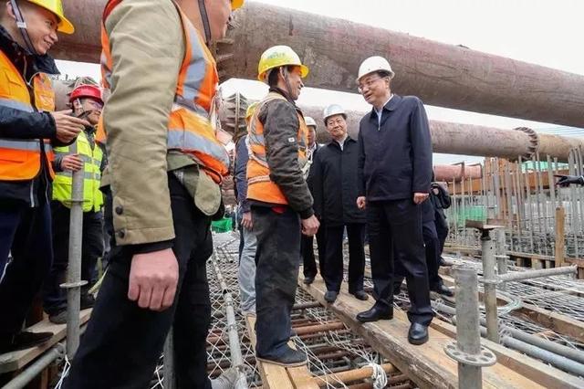 李克强总理强调：欠债还钱天经地义，绝不让农民工空手回家过年！新《工资条例》规定工人工资要月结