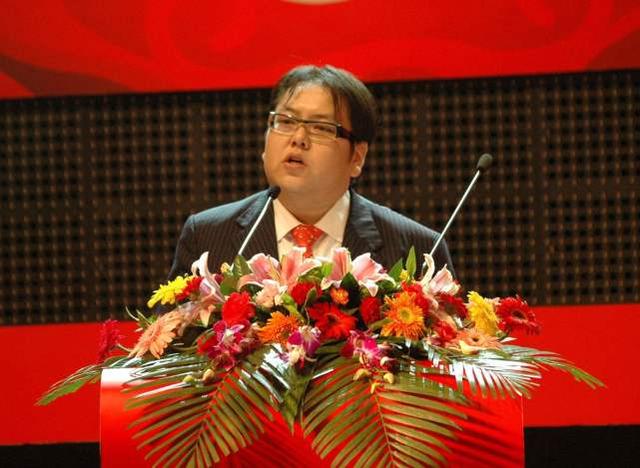 父亲遇刺临危上位，29岁成首富豪娶两女星，败光125亿家产成老赖