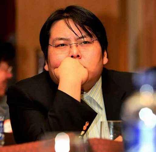 父亲遇刺临危上位，29岁成首富豪娶两女星，败光125亿家产成老赖