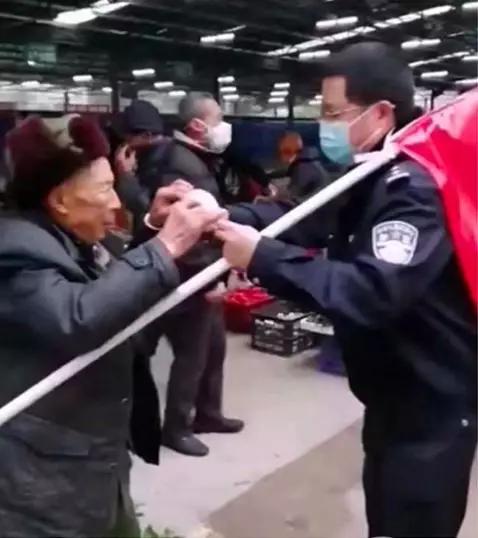 “我不敢看湖北人的朋友圈”：疫情之下的众生相