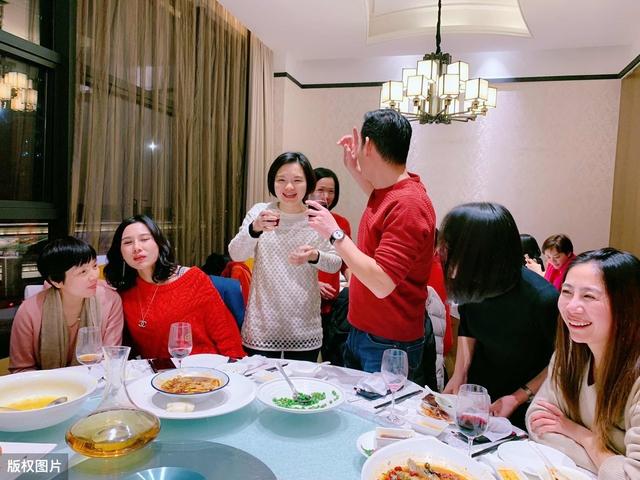 饭局上收获人脉，靠的不是喝酒，而是会用这三个“潜规则”