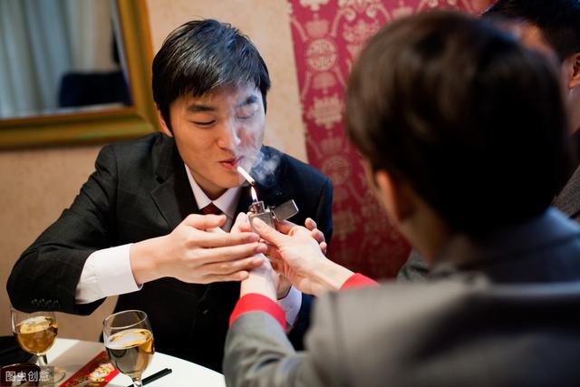 饭局上收获人脉，靠的不是喝酒，而是会用这三个“潜规则”