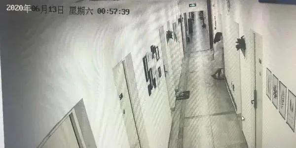 女子离职5个月后被抓！走进她的家门，惊呆了