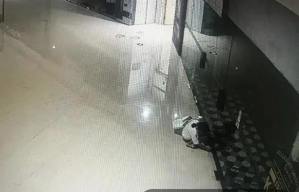女子离职5个月后被抓！走进她的家门，惊呆了