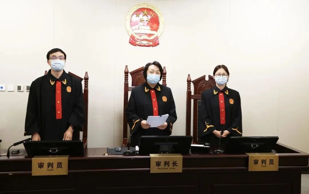 劳务承包人以伪造农民工工资、虚报账目方式向建筑公司骗取工程款的，法院认定构成合同诈骗罪